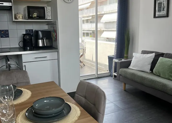 Daire Juan Les Pins 2br Sunny Floor 50m